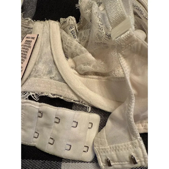 VICTORIAS SECRET LACE BRA 36C - Picture 3 of 5